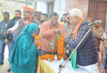 डोर-टू-डोर संपर्क को प्राथमिकता, छोटी बैठकों में बन रही जीत की रणनीति