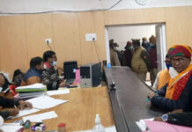 डा.नीरज बोरा ने अलीगंज हनुमान मंदिर में आर्शीवाद लेने के बाद किया नामांकन