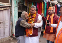 लखनऊ पश्चिम से भाजपा प्रत्याशी अंजनी कुमार श्रीवास्तव ने घर-घर किया जनसंपर्क