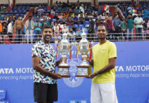 टाटा ओपन महाराष्ट्र : बोपन्ना और रामनाथन बने युगल विजेता Rohan Bopanna (L) and Ramkumar Ramanathan (R) pose with the doubles title at the 2022 Tata Open Maharashtra after defeating Luke Saville-John Smith in the final