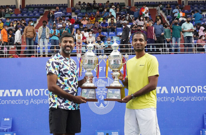 Rohan Bopanna (L) and Ramkumar Ramanathan (R) pose with the doubles title at the 2022 Tata Open Maharashtra after defeating Luke Saville-John Smith in the final