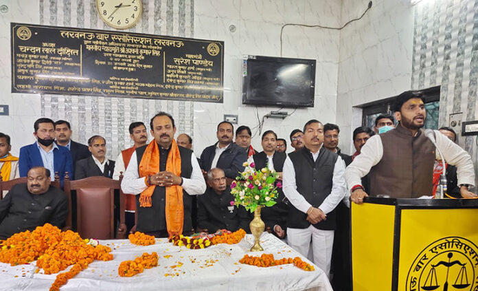 लखनऊ मध्य से भाजपा विधानसभा प्रत्याशी रजनीश गुप्ता के पक्ष में सभा करते युवा नेता नीरज सिंह 