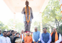 सीएम योगी आदित्यनाथ ने पं दीनदयाल उपाध्याय को अर्पित की पुष्पांजलि