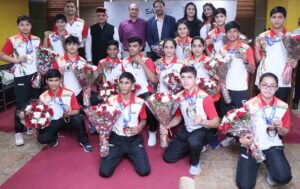 DG SAI Sandip Pradhan (3rd left),BFI Prez Ajay Singh (4th from left), Tokyo Olympian Pooja Rani with 15 gold medallists from Asian Youth & Jr c'ship during the felicitation ceremony at JLN stadium 