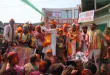 चौक में निकला होली का परम्परागत जुलूस, पुष्प वर्षा व गुलाल के साथ स्वागत