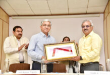 सीमैप सुगंधित और औषधीय फसलों की तकनीकी देने वाला आदर्श संस्थान : प्रो. त्रिपाठी