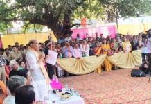 रक्षा मंत्री राजनाथ सिंह ने छुहिया पुरवा में ग्रामीण लोगों से चौपाल में किया संवाद