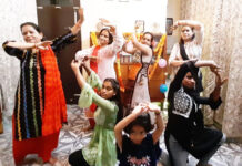 चार साल की बच्ची के साथ 55 साल की दादी-नानी ने भी किया डांस