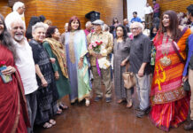 रिनी धूमल को और उनके जीवन के रंगीन कैनवास को सितारों ने ऐसे दी श्रद्धांजलि