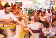 तीसरे बड़े मंगल पर शहर में कई जगह लगे भंडारे