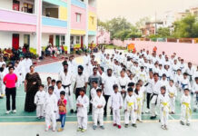कराटे बेल्ट टेस्ट में 100 से अधिक खिलाड़ियों ने दिखाया कमाल