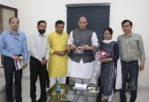 शिवलिंग में छुपे विज्ञान का सार है किताब ”गर्भ गाथा”, रक्षा मंत्री ने किया विमोचन