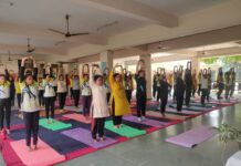 अमृत योग सप्ताह के अंतर्गत नवयुग कन्या महाविद्यालय में कराया जा रहा योगाभ्यास