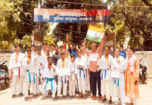 लखनऊ पुलिस कमिश्नर ने तिरंगा दिखाकर कराटे टीम को किया रवाना
