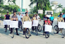 एनसीसी कैडेटों ने साइकिल चलाकर स्वास्थ्य व पर्यावरण के प्रति किया जागरुक