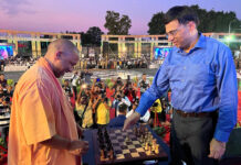 मुख्यमंत्री योगी आदित्यनाथ ने ग्रैंड मास्टर विश्वनाथन आनंद के साथ खेली शतरंज