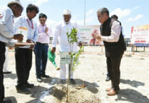 जलशक्ति मंत्री ने इंडियन ऑयल टर्मिनल अमौसी में शुरू किया वृक्षारोपण