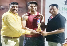 एनडीबीजी की जीत में सनी मेहरोत्रा की शानदार पारी मैन ऑफ द मैच सनी मेहरोत्रा (मध्य में) को पुरस्कृत करते संजय गुप्ता और अनिल सिंह