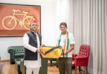 धावक कर्नल किशन सिंह को अखिलेश यादव ने किया सम्मनित
