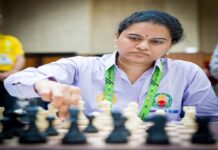 हम्पी, सचदेव और कुलकर्णी का दम, भारत बना महिला वर्ग में एकल लीडर Member of India Women A team Koneru Humpy in action in Round 10 of the 44th Chess Olympiad in Mamallapuram, Tamil Nadu on Monday. Photo credit - Lennart Ootes