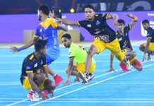 मुंबई खिलाड़ीज ने तेलुगू योद्धाज को हराया, चेन्नई को हराकर गुजरात टेबल टॉपर Mumbai Khiladis' Milind Kurpe dismisses Telugu Yoddhas defender during a Ultimate Kho Kho Season 1 match in Pune on Friday, August 26, 2022