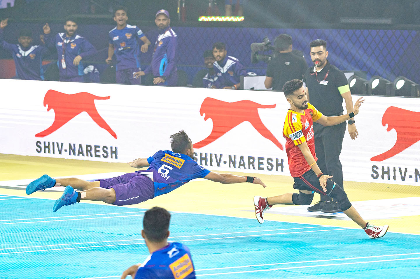 Odisha Juggernauts' Milind Chavarekar escapes a skydive from Jaggannath Das of Gujarat Giants during a Ultimate Kho Kho Season1 match in Pune on Sunday, August 21,