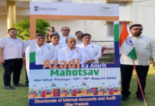 तिरंगा झंडा वितरित, बन्धन से आजादी की ओर विषय पर परिचर्चा