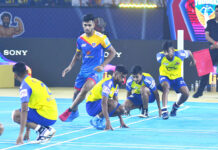 आदर्श मोहिते के कमाल से तेलुगू योद्धाज ने राजस्थान वॉरियर्स को दी मात Telugu Yoddha defender Adarsh Mohite during a Ultimate Kho Kho Season1 match against Rajasthan Warriors in Pune on Tuesday, August 16, 2022