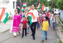 भारत माता की जय के नारे के साथ हेल्प यू ट्रस्ट ने की घरों पर तिरंगा फहराने की अपील