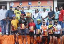 साइकिल पर लहराया तिरंगा, साइकिलिंग के खिलाड़ियों में दिखा देशभक्ति का जज्बा