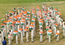 एलडीए स्टेडियम में खिलाड़ियों को वितरित किया गया झंडा