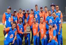 इंडिया महाराजास की शाही अंदाज में जीत, वर्ल्ड जायंट्स 6 विकेट से हारा India Maharajas team pose with the trophy as they beat World Giants in one off benefit match at Eden Gardens, Kolkata on Friday