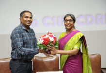 डॉ. राधा रंगराजन ने संभाला सीएसआईआर-सीडीआरआई की निदेशक का कार्यभार डॉ. राधा रंगराजन का स्वागत करते हुए डॉ. श्रीनिवास रेड्डी