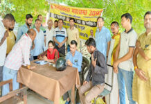 विद्युत उपकेन्द्र सेक्टर छह जानकीपुरम विस्तार में लगा वैक्सीनेशन कैम्प