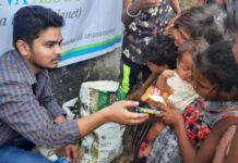 अलमाइटी शिवा एसोसिएशन ने निर्धन बच्चों को बांटे पाठ्य सामग्री एवं मिष्ठान