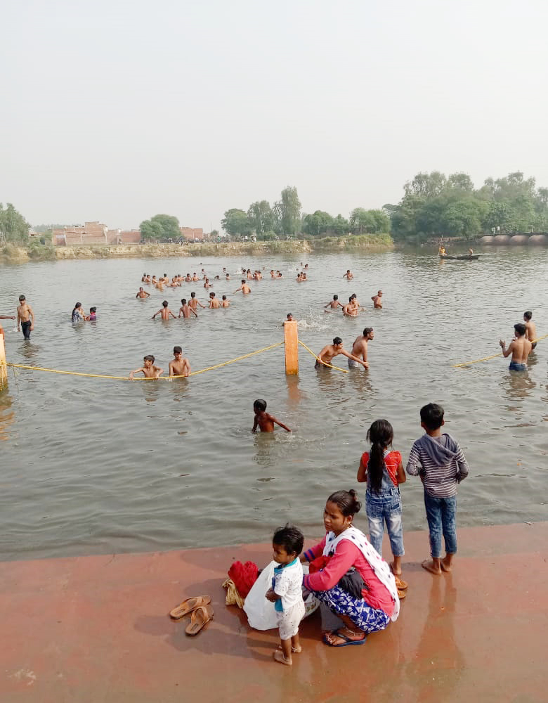 आज कार्तिक पूर्णिमा के अवसर पर लखनऊ के प्रथम गौ घाट पर लोकभारती के प्रयास के बाद आदिगंगा गोमती में स्नान करते नगरवासी