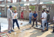 डा.नवनीत सहगल ने परखा तरणताल निर्माण में इस्तेमाल हो रहे मौरंग एवं सीमेंट का अनुपात