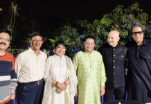 स्टेज पर तलत अज़ीज़ और अनूप जलोटा के साथ अनुपम ने गाया गीत