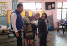 हेल्प यू ट्रस्ट ने दिव्यांगजनों को आशा ज्योति केंद्र, इंदिरा नगर में बांटे गर्म कपड़े