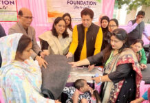 कंबल पाकर जरूरतमंद परिवारों के खिले चेहरे