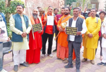 हिन्दू महासभा का पठान फिल्म पर प्रतिबन्ध की मांग को लेकर प्रदर्शन