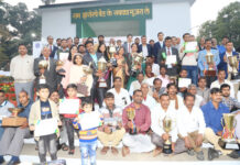 रंजीता अग्रवाल को गुलदाउदी एवं कोलियस प्रदर्शनी में पहला पुरस्कार