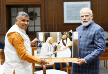 प्रधानमंत्री ने सराहा यूपी के कैदियों का हुनर, मंत्री ने भेंट की कैदियों द्वारा बनाई वस्तुएं
