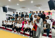 इस स्कूल में रोज समाज को दिखाया जा रहा आईना, यहाँ देखे रिपोर्ट