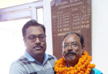 राष्ट्रीय फिन स्विमिंग में तिहरे स्वर्ण विजेता विनय बोस को एनआरएमयू ने किया सम्मानित