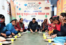 हेल्प यू एजुकेशनल एंड चैरिटेबल ट्रस्ट ने किया खिचड़ी भोज का आयोजन