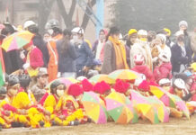 “ऋतु बसंत आये सतगुरु जग में, चलो चरनन पर सीस धरो री।”