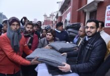 कड़ाके की ठंड में कंबल पाकर खिल उठे कुलियों के चेहरे