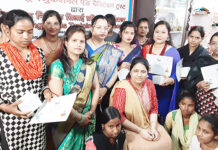 प्रमाण-पत्र पाकर खिल उठे सिलाई कौशल सीखने वाली महिलाओं के चेहरे