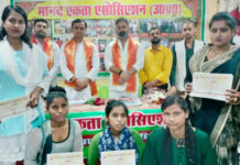 सिलाई-कढ़ाई व ब्यूटीशियन में प्रशिक्षित महिलाओं व लड़कियों को दिये गये प्रमाण-पत्र